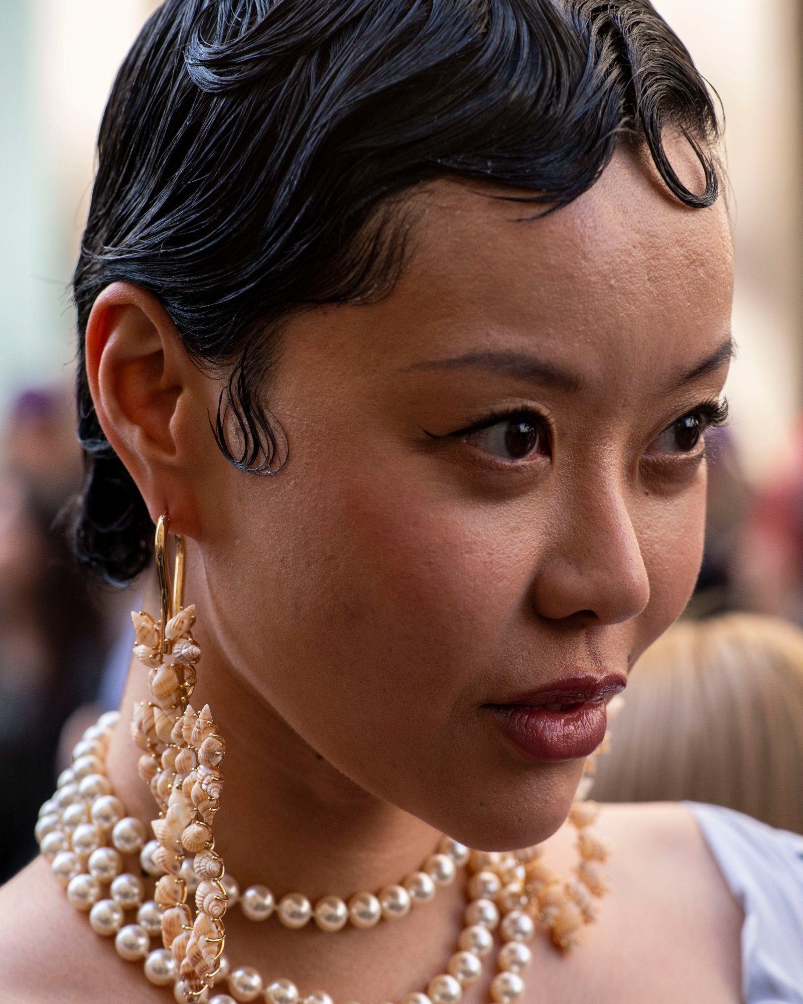Portrait Fashion Week Paris — collier de perles et boucles d'oreilles coquillages, street style élégant Paris