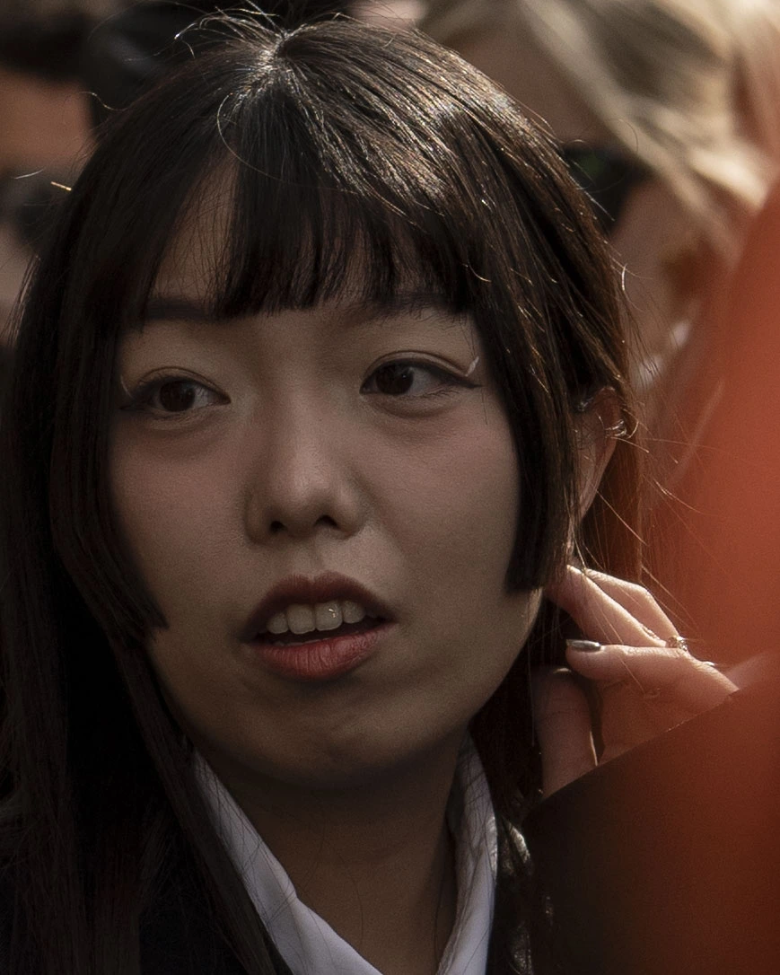 Portrait Fashion Week Paris — expression intense en coulisses, reportage événementiel photographe Paris