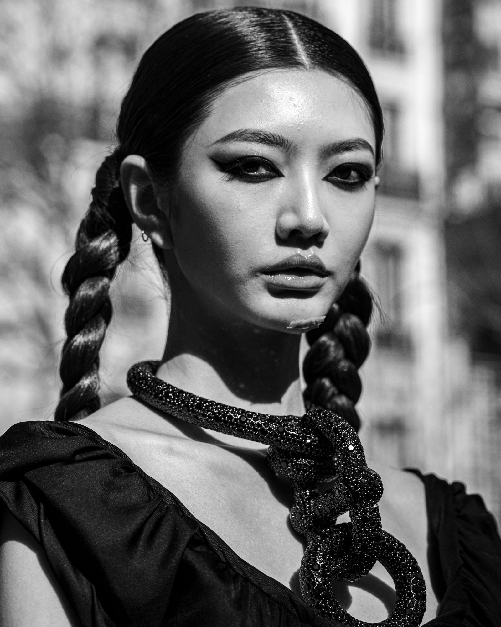 Portrait modèle Fashion Week Paris — bijou serpent spectaculaire et tresses, maquillage graphique, Sony A7R3