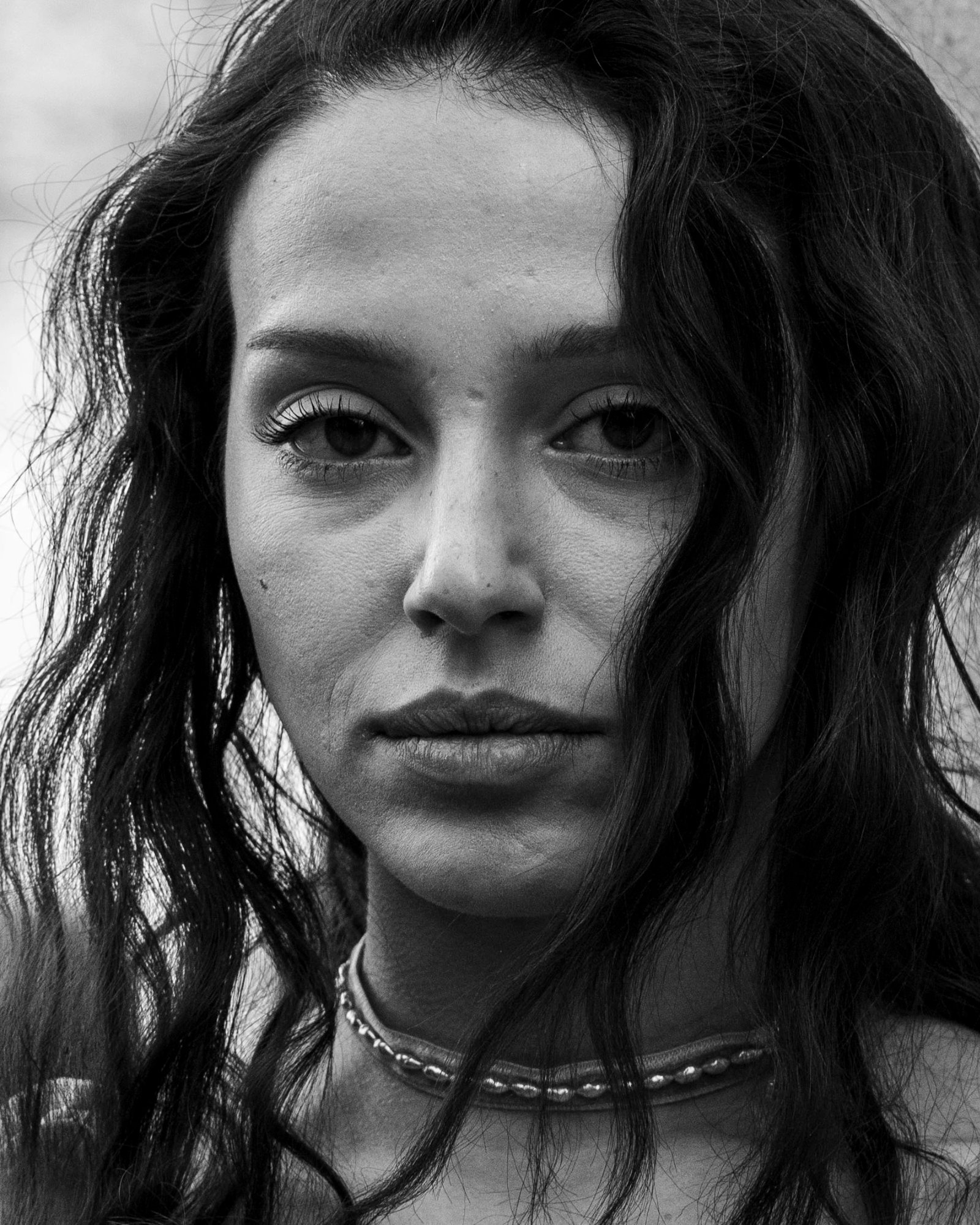 Portrait noir et blanc Fashion Week Paris — regard intense, photographie au Samyang 85mm f/1.4, photographe événementiel