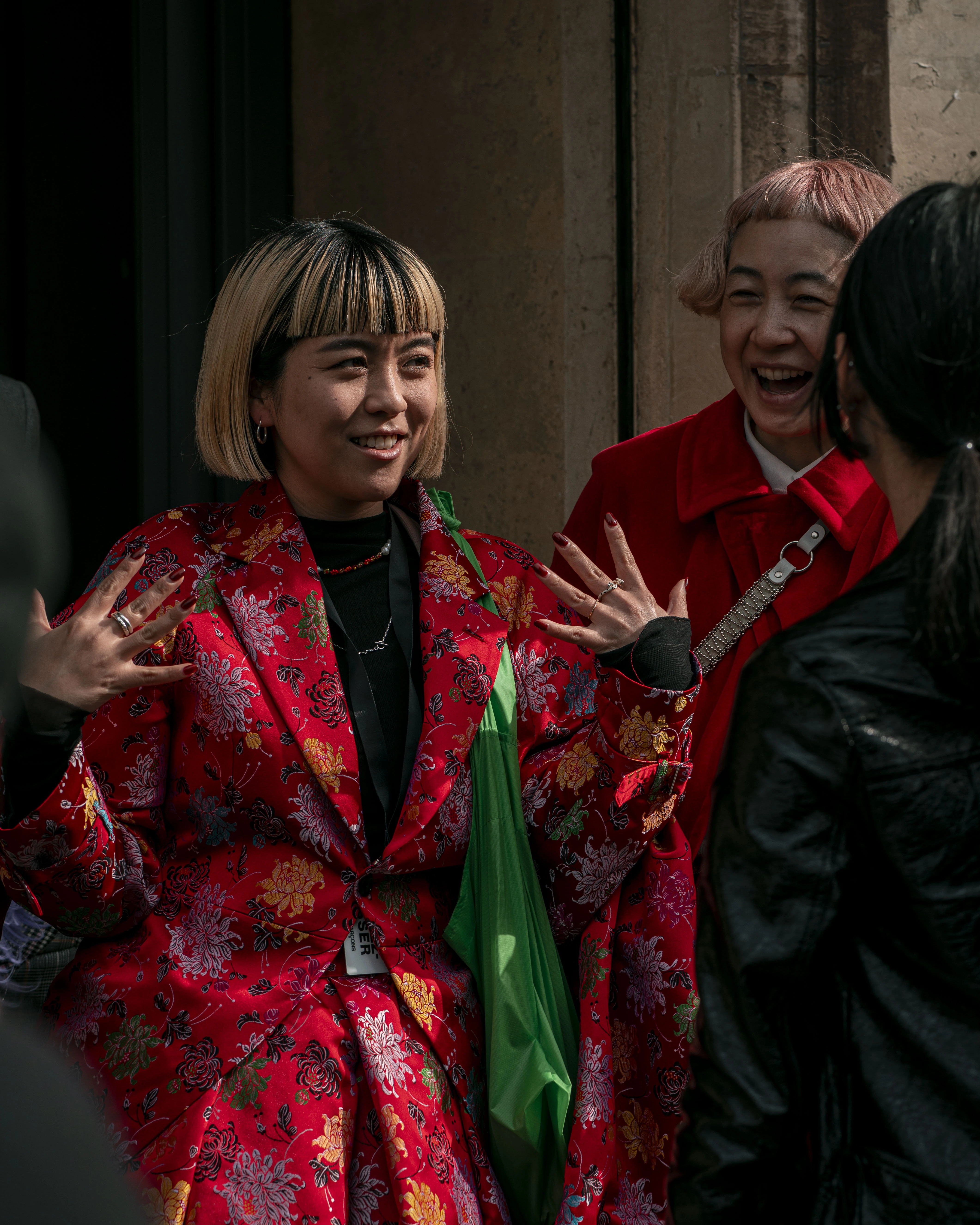 Reportage Fashion Week Paris — deux femmes en robes rouge et noire, photographe événementiel Paris
